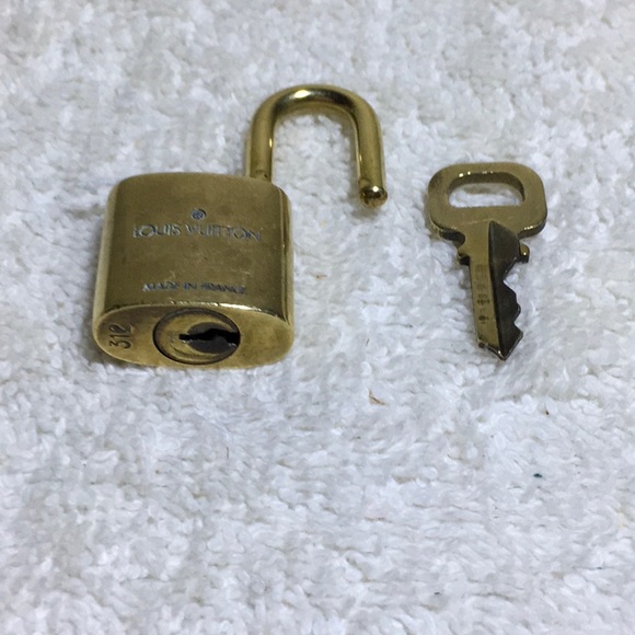 Louis Vuitton Brass '312' Padlock in Goldtone with Goldtone Key - Picture 6 of 6